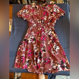 Floral peekaboo neckline summer dress. Size 8